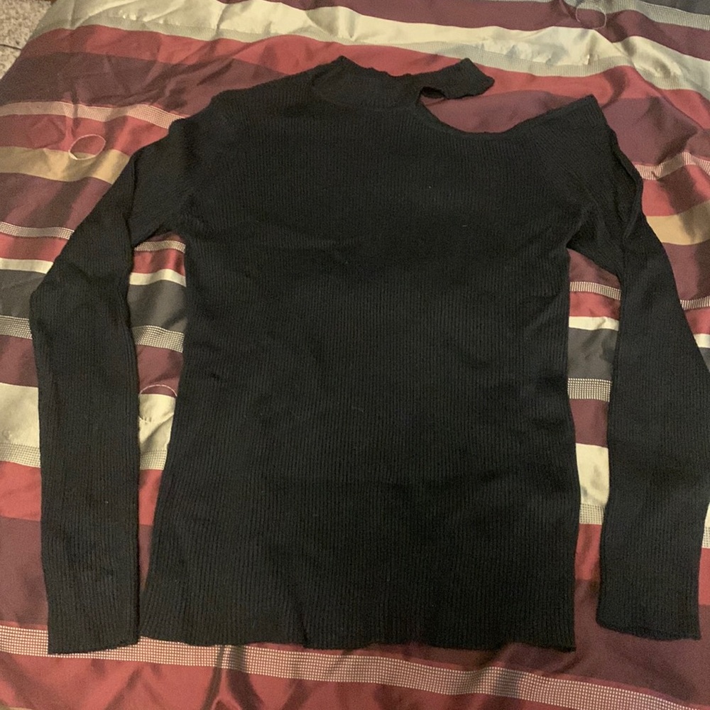 L black off the shoulder long sleeve form fitting a blouse